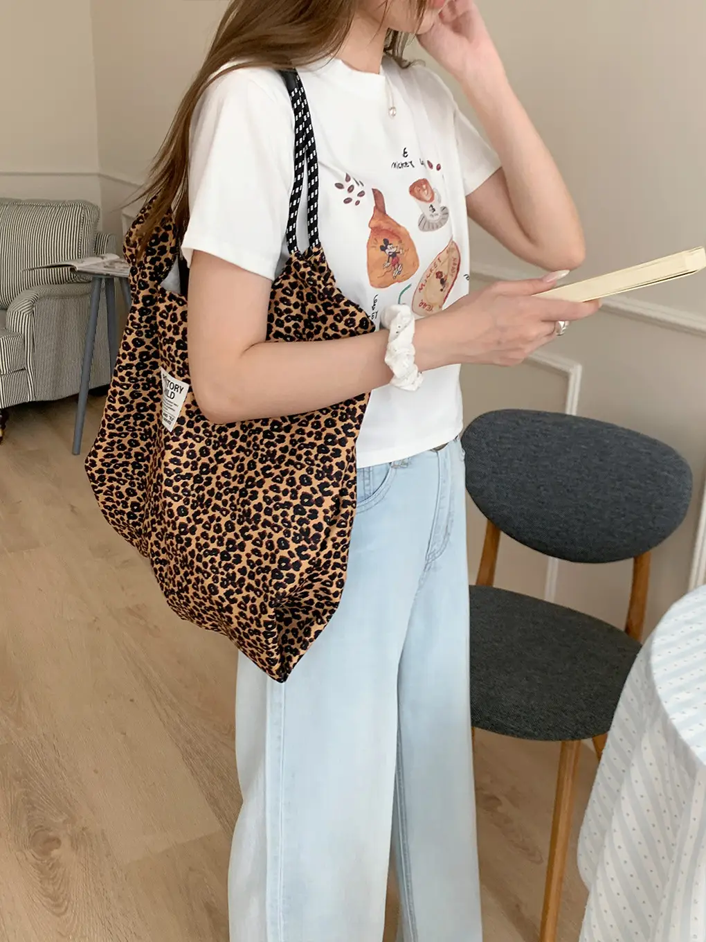 Retro Leopard Print Shoulder Bag Large Capacity Women's Travel Bag — feature 13