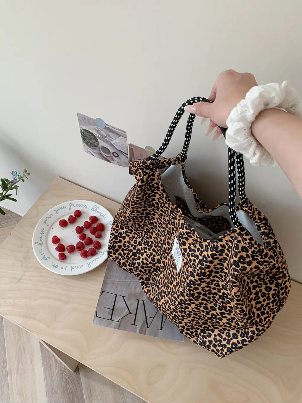 Retro Leopard Print Shoulder Bag Large Capacity Women's Travel Bag — feature 16