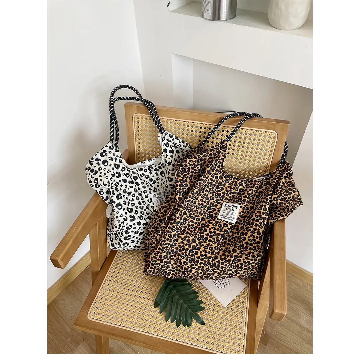 Retro Leopard Print Shoulder Bag Large Capacity Women's Travel Bag — feature 2
