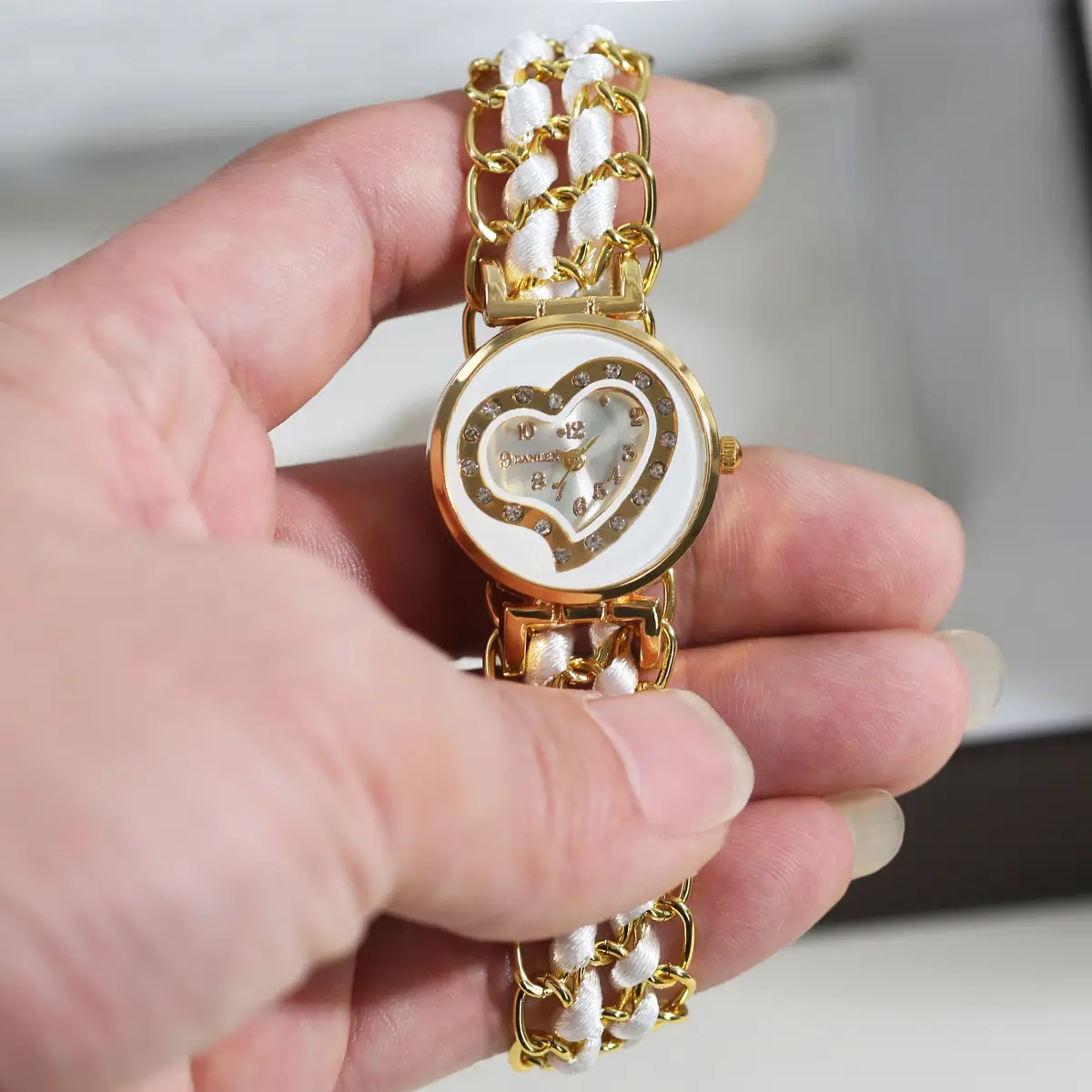 Women's Heart-Shaped Bracelet Watch with Red Blue Blue — feature 11
