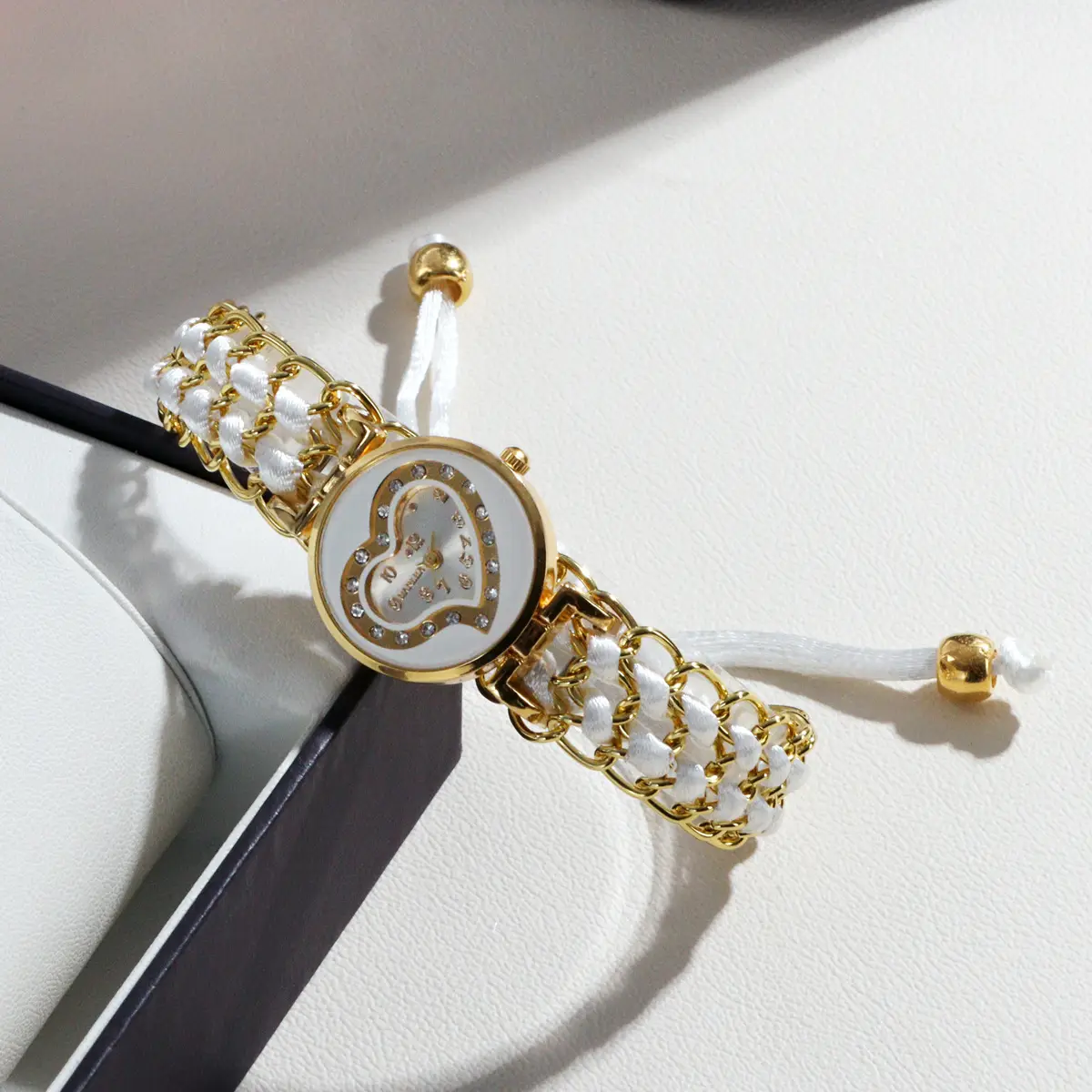 Women's Heart-Shaped Bracelet Watch with Red Blue Blue — feature 9