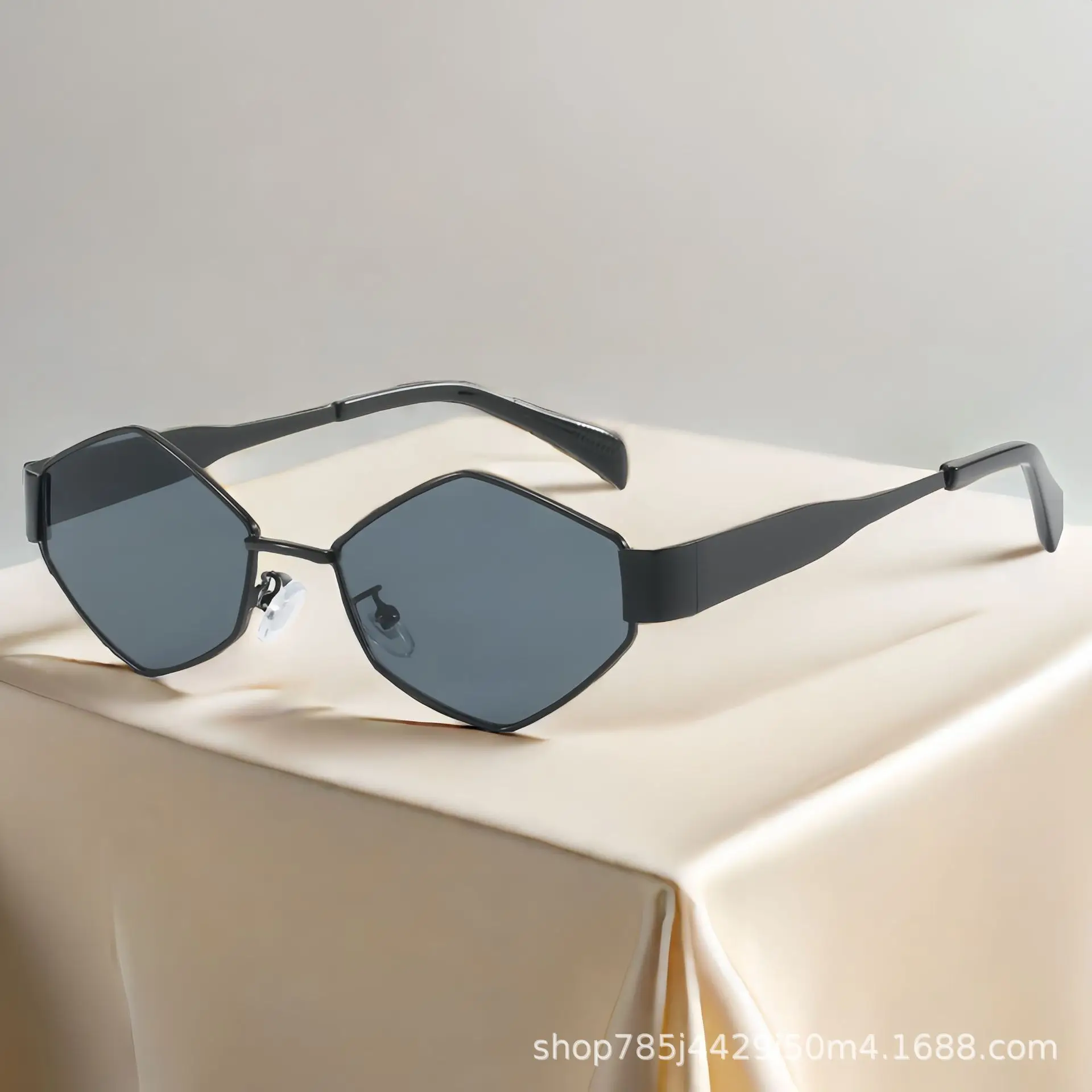 Oval Sunglasses for Men Women Metal Frame Street Shot - Image 5