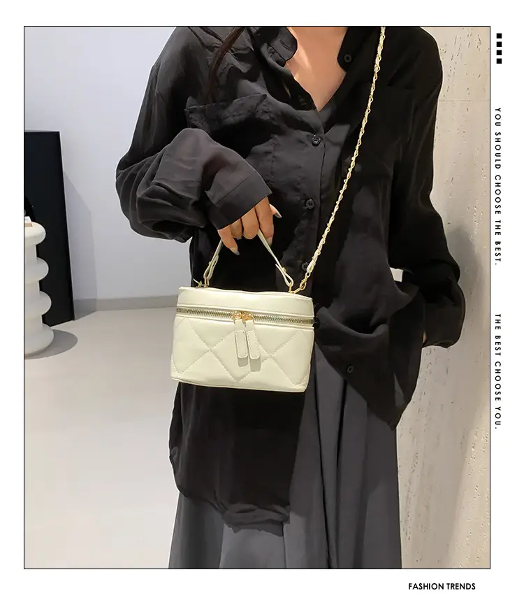 Pink Rhombina Embroidery Shoulder Bag with Chain — feature 2