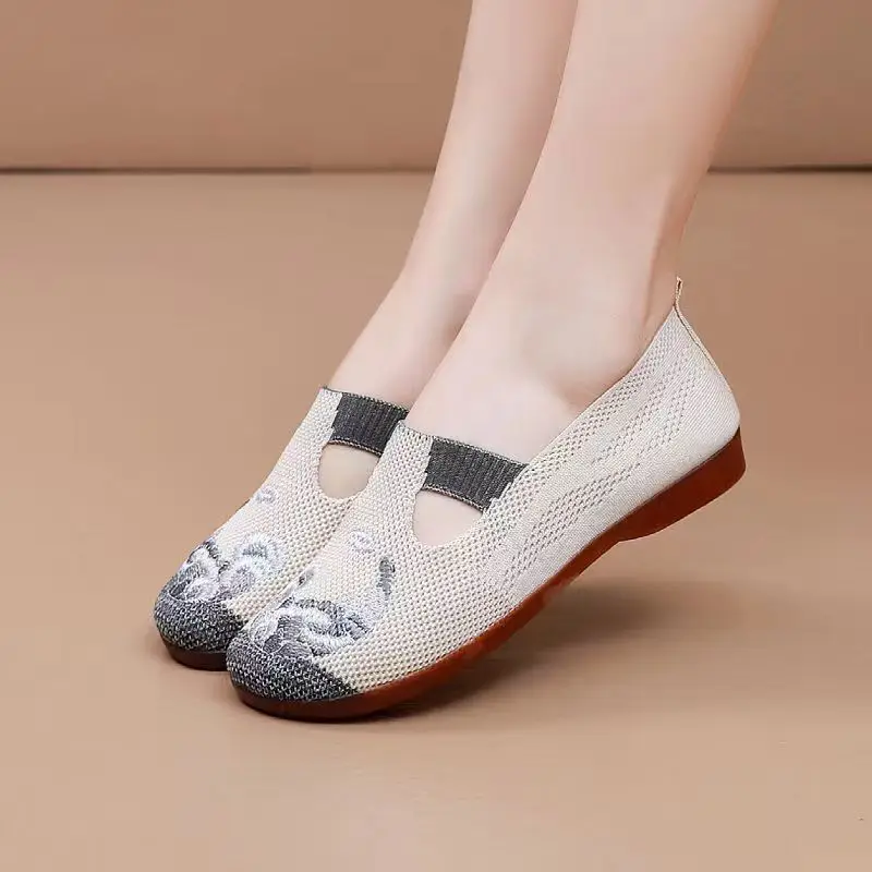 2026 New Style Old Beijing Cloth Shoes, Non-Slip Soft Sole, Shallow Mouth Single Shoes for Middle-Aged and Elderly Mothers, Casual and Comfortable Embroidered Mesh Shoes - Image 2