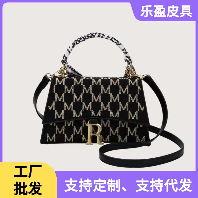 Chanel-Inspired Crossbody Bag with R Letter Design - Image 3