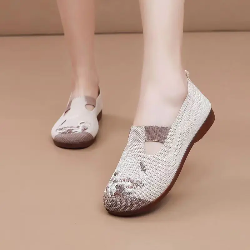 Old Beijing Cloth Shoes Women's Spring and Summer Flat Embroidered Shoes Casual Middle-aged and Elderly Single-layer Shoes Breathable Soft-soled Mother Shoes - Image 2