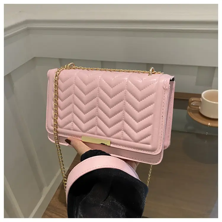 Women's Wavy Chain Shoulder Bag Blue White Black Pink Green - Image 7