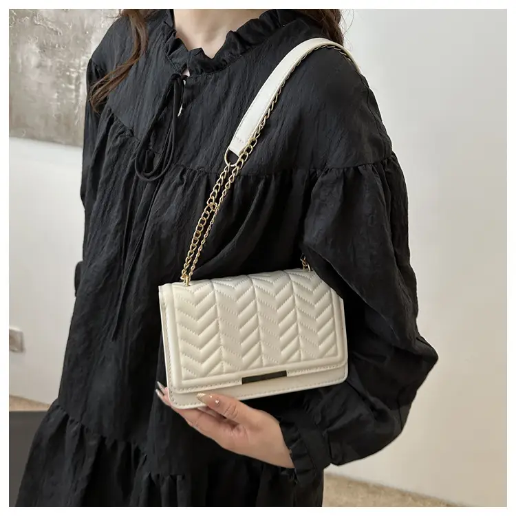 Women's Wavy Chain Shoulder Bag Blue White Black Pink Green - Image 8