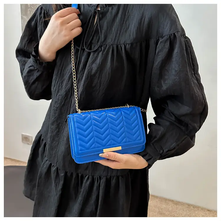 Women's Wavy Chain Shoulder Bag Blue White Black Pink Green - Image 9