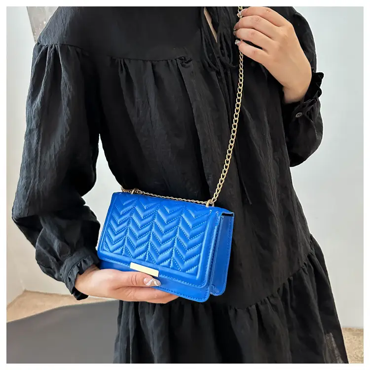 Women's Wavy Chain Shoulder Bag Blue White Black Pink Green — feature 11