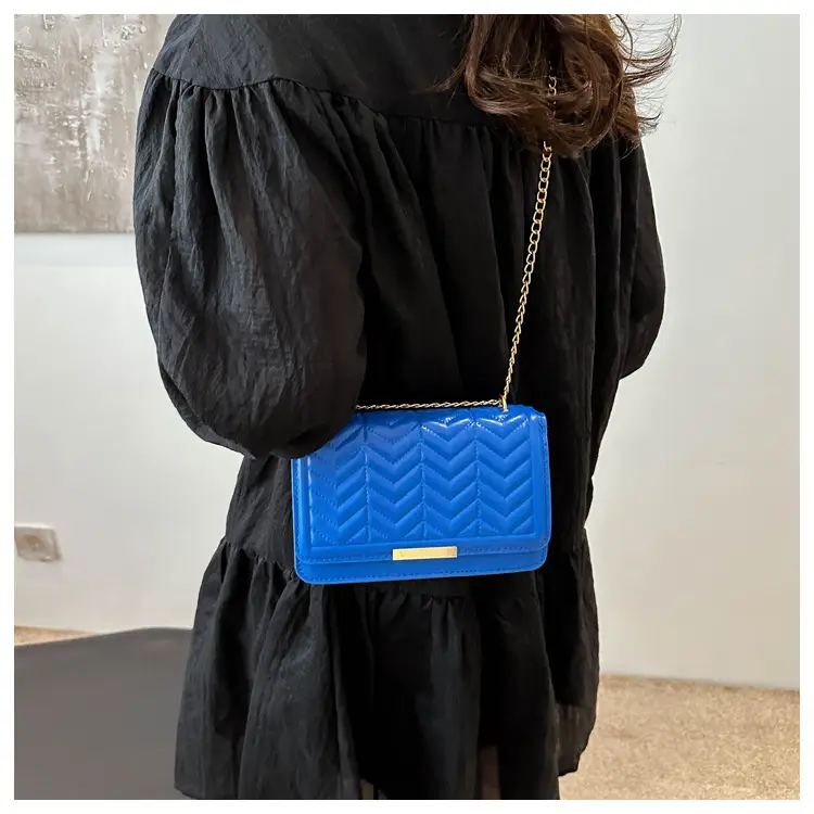 Women's Wavy Chain Shoulder Bag Blue White Black Pink Green — feature 12