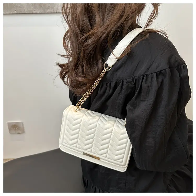 Women's Wavy Chain Shoulder Bag Blue White Black Pink Green — feature 13