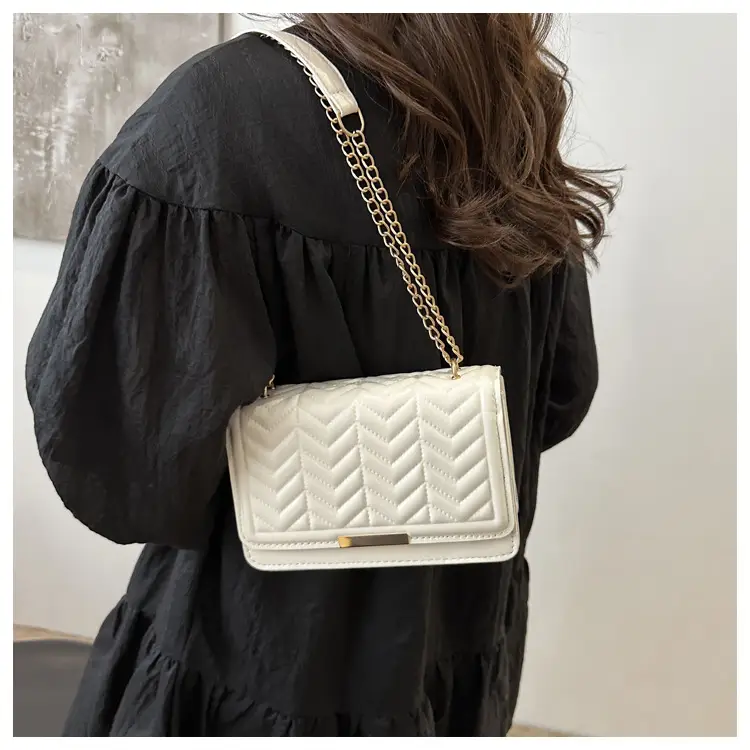 Women's Wavy Chain Shoulder Bag Blue White Black Pink Green — feature 14