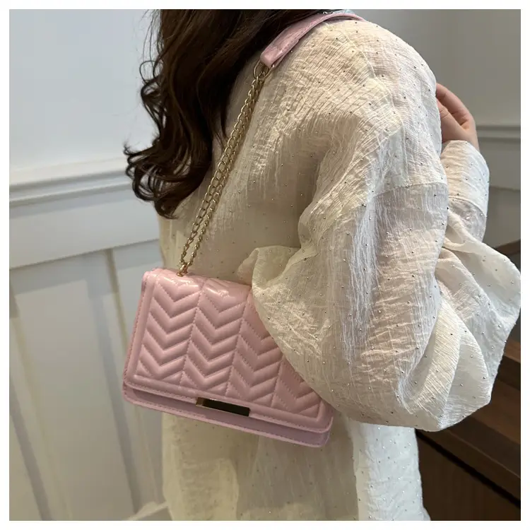 Women's Wavy Chain Shoulder Bag Blue White Black Pink Green — feature 16