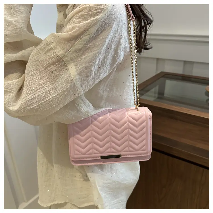 Women's Wavy Chain Shoulder Bag Blue White Black Pink Green — feature 17