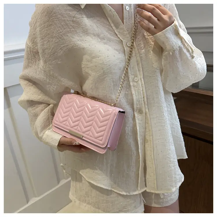 Women's Wavy Chain Shoulder Bag Blue White Black Pink Green — feature 18