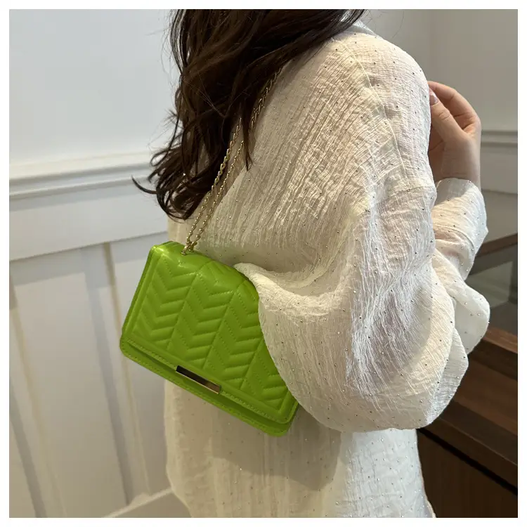 Women's Wavy Chain Shoulder Bag Blue White Black Pink Green — feature 19