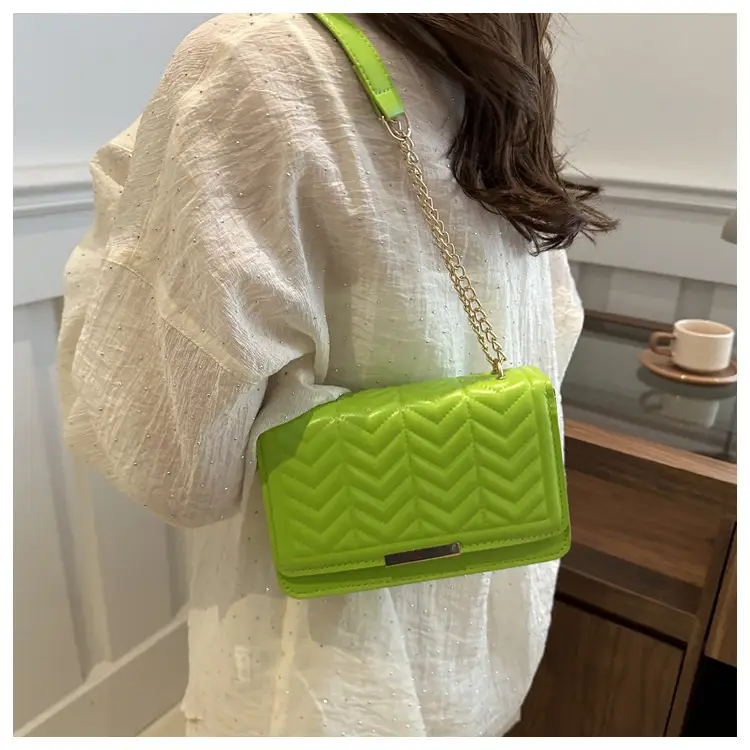 Women's Wavy Chain Shoulder Bag Blue White Black Pink Green — feature 20
