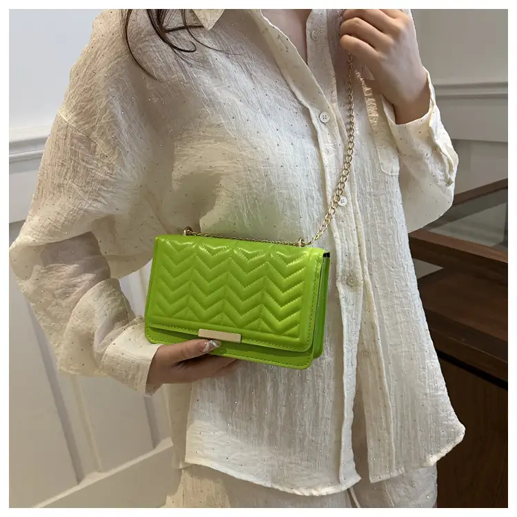 Women's Wavy Chain Shoulder Bag Blue White Black Pink Green — feature 21