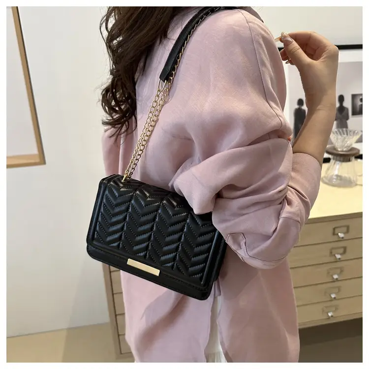 Women's Wavy Chain Shoulder Bag Blue White Black Pink Green — feature 22
