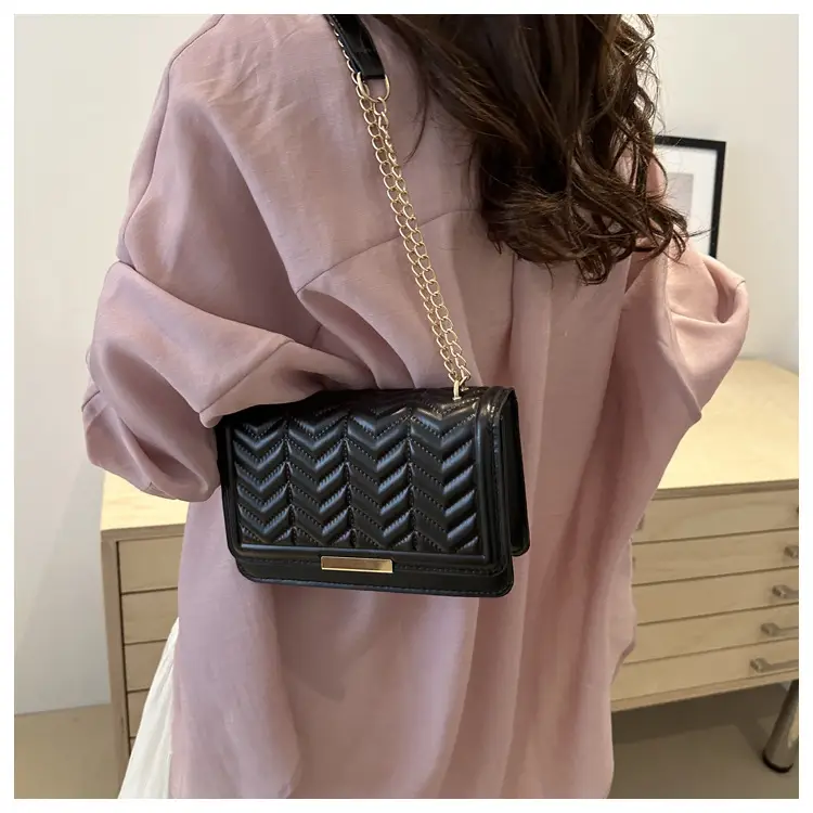 Women's Wavy Chain Shoulder Bag Blue White Black Pink Green — feature 23