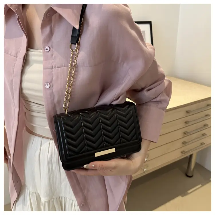 Women's Wavy Chain Shoulder Bag Blue White Black Pink Green — feature 24