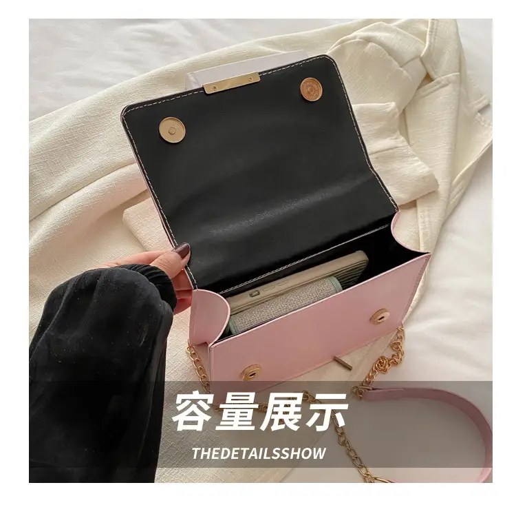 Women's Wavy Chain Shoulder Bag Blue White Black Pink Green — feature 8