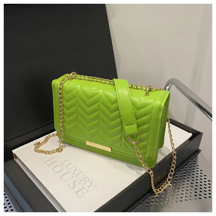 Women's Wavy Chain Shoulder Bag Blue White Black Pink Green - Image 3