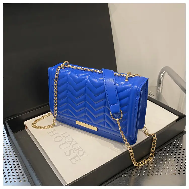 Women's Wavy Chain Shoulder Bag Blue White Black Pink Green - Image 4