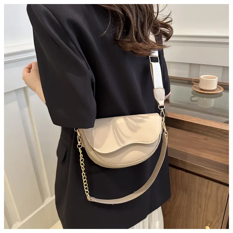 Pink Retro Crossbody Bag with Chain Strap — feature 13