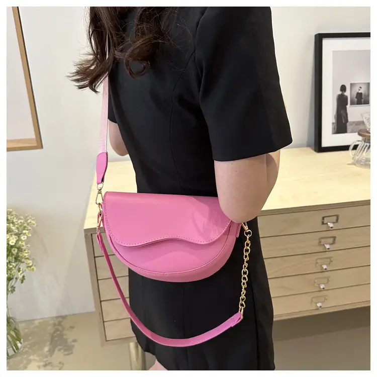 Pink Retro Crossbody Bag with Chain Strap — feature 15