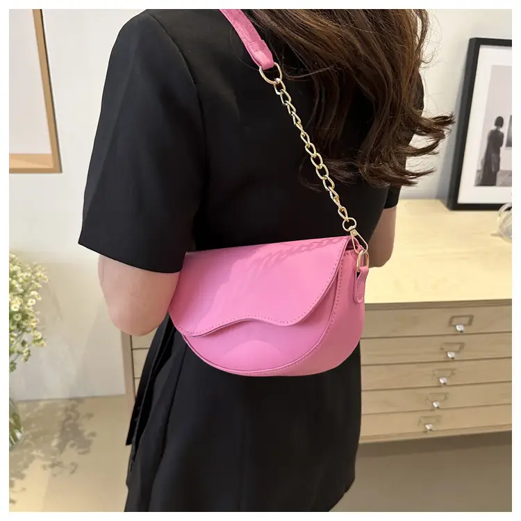 Pink Retro Crossbody Bag with Chain Strap — feature 16