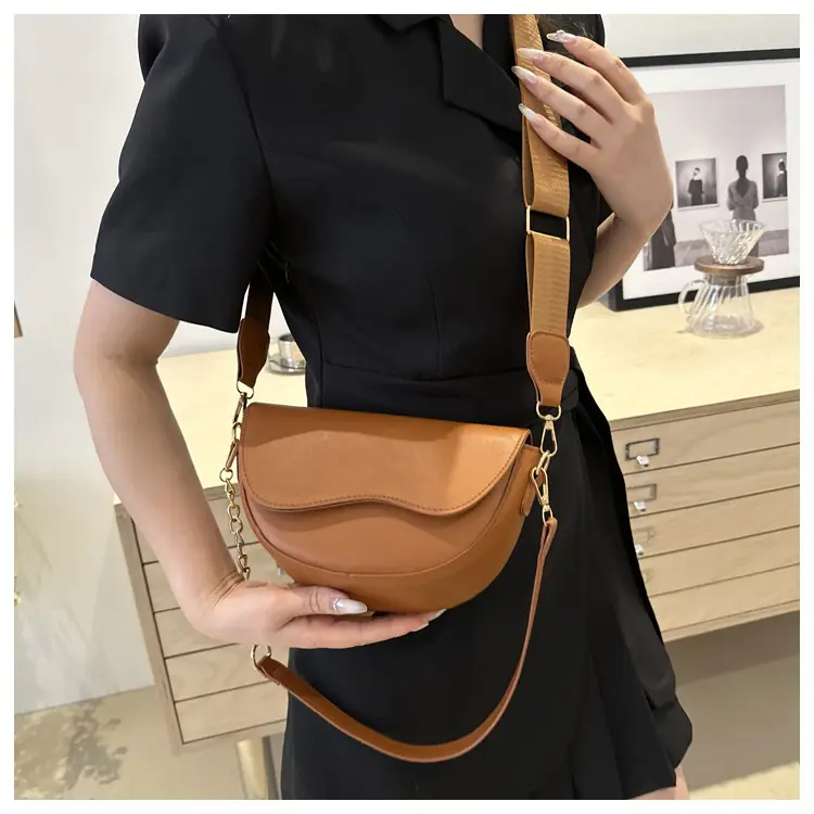 Pink Retro Crossbody Bag with Chain Strap — feature 17