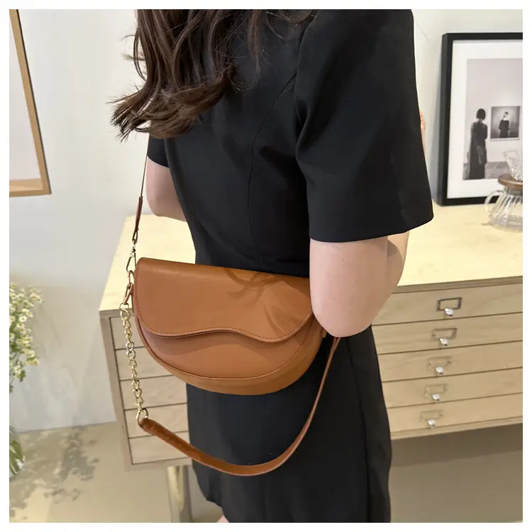 Pink Retro Crossbody Bag with Chain Strap — feature 18