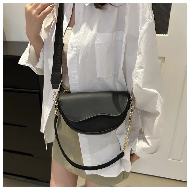 Pink Retro Crossbody Bag with Chain Strap — feature 19