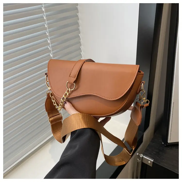 Pink Retro Crossbody Bag with Chain Strap - Image 6