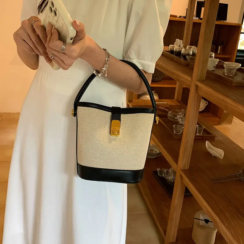 Korean-style Crossbody Bag Women's Beige Black Zipper Buckle - Image 5