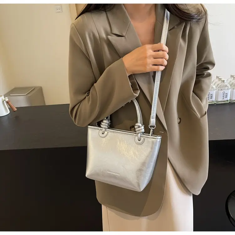 Red Korean Style Women's Shoulder Bag 2024 — feature 19