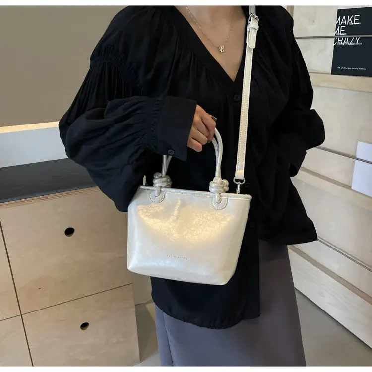 Red Korean Style Women's Shoulder Bag 2024 — feature 23