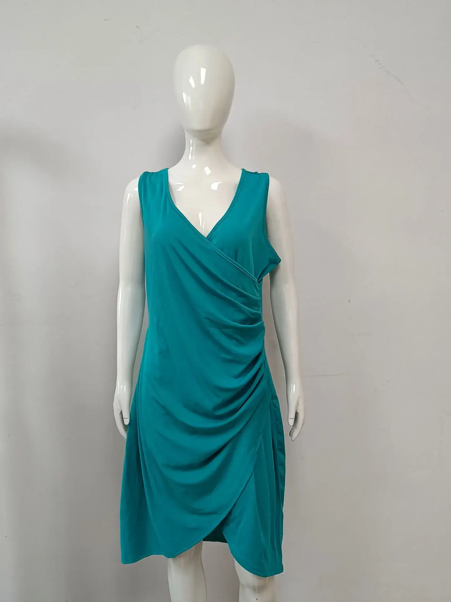 Sexy V-Neck Sleeveless Dress for Plus Size Women — feature 2