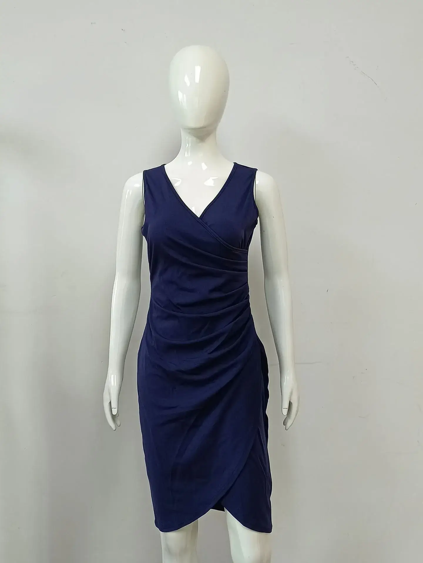Sexy V-Neck Sleeveless Dress for Plus Size Women — feature 5