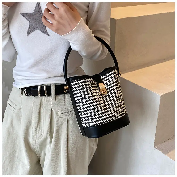 Women's Textured Woven Shoulder Bag Black Beige — feature 15