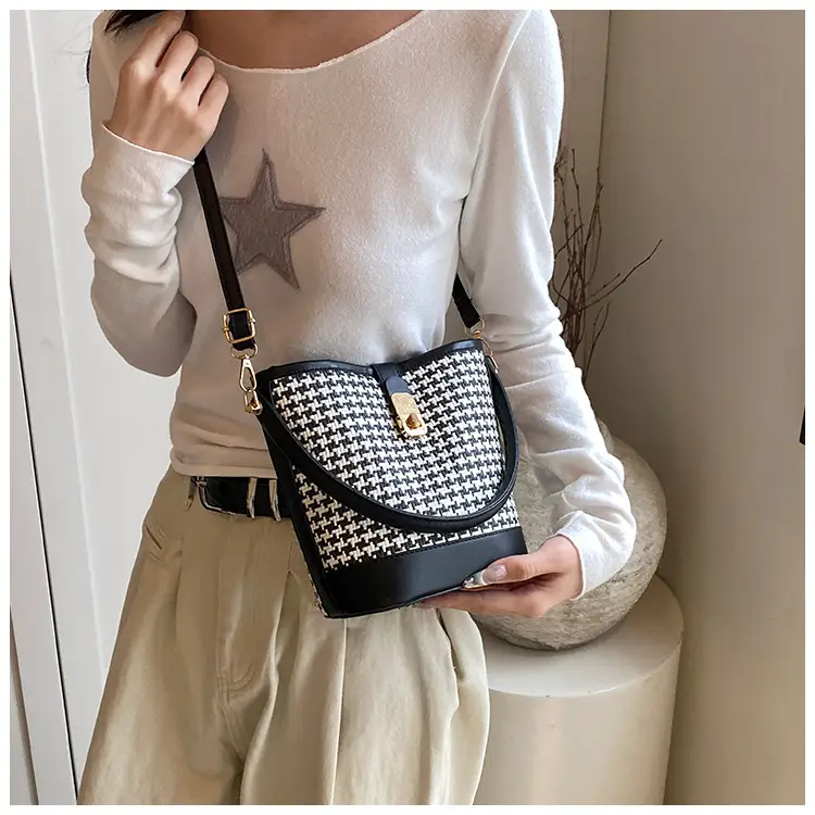 Women's Textured Woven Shoulder Bag Black Beige — feature 16