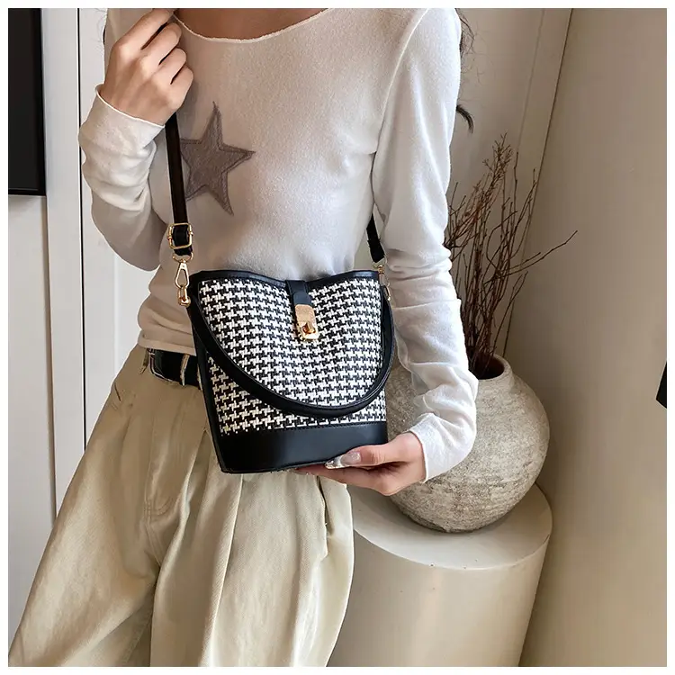Women's Textured Woven Shoulder Bag Black Beige — feature 17