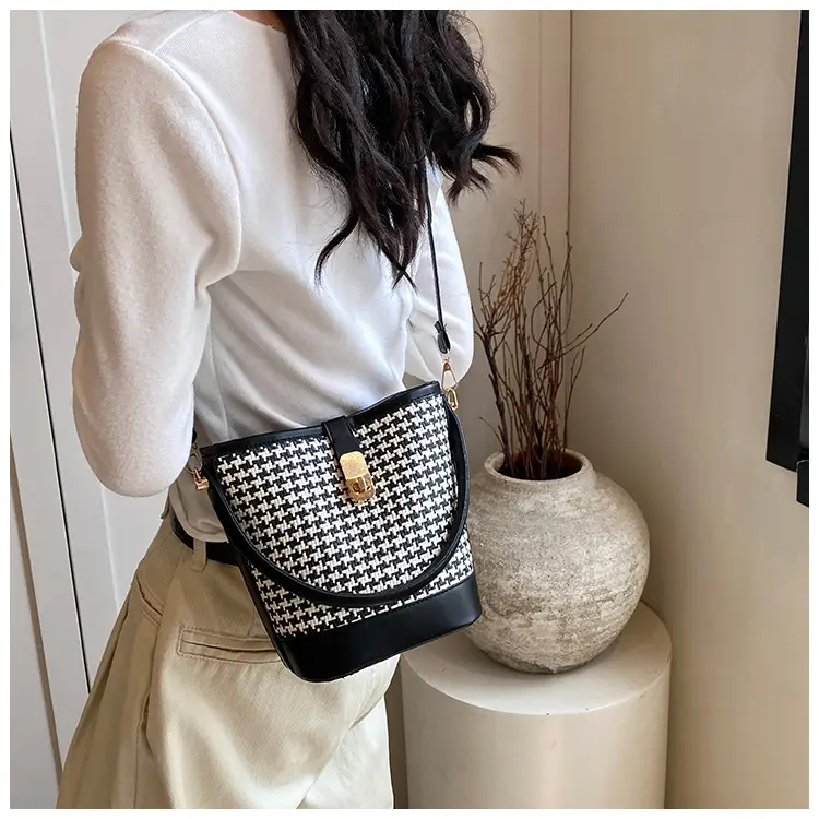 Women's Textured Woven Shoulder Bag Black Beige — feature 18