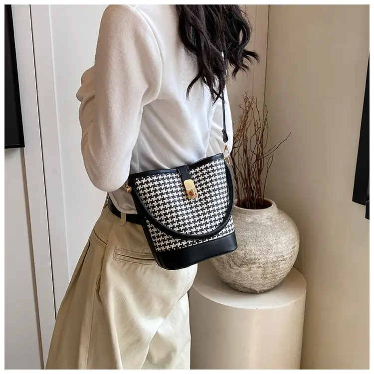 Women's Textured Woven Shoulder Bag Black Beige — feature 19