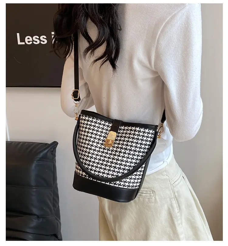 Women's Textured Woven Shoulder Bag Black Beige — feature 2
