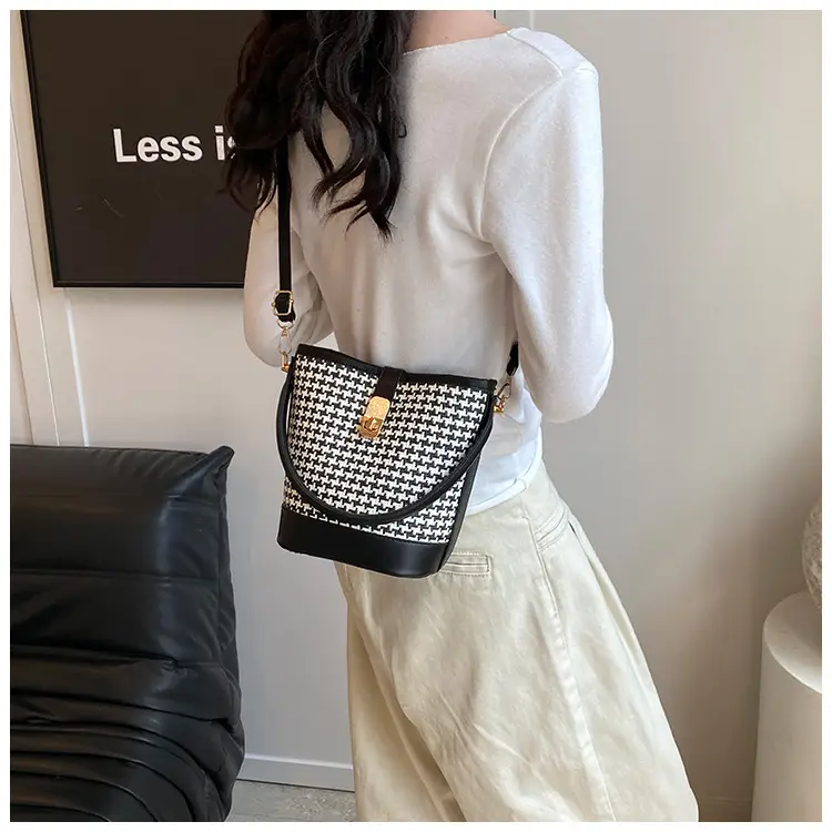Women's Textured Woven Shoulder Bag Black Beige — feature 20
