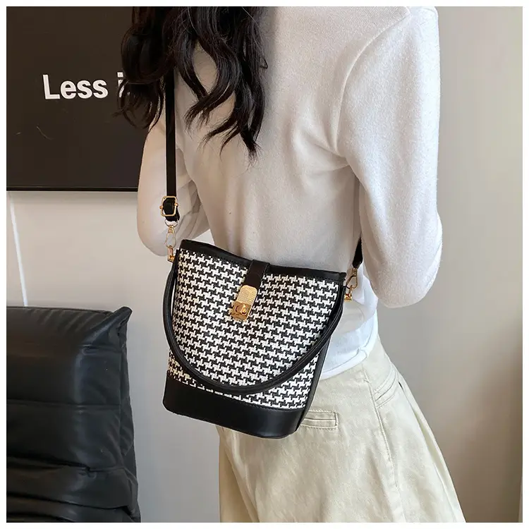 Women's Textured Woven Shoulder Bag Black Beige — feature 21