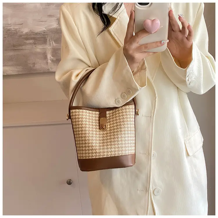 Women's Textured Woven Shoulder Bag Black Beige — feature 31